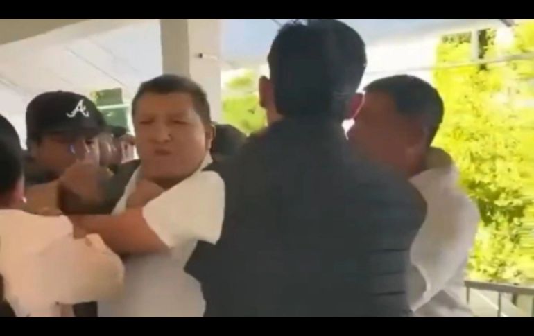 Pobladores de San Salvador, Hidalgo, irrumpieron en la alcaldía y sacaron a empujones al alcalde Norberto Martínez Cruz.  CAPTURA DE VIDEO