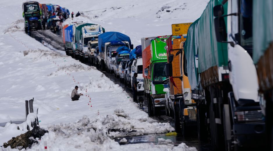 El tránsito vehicular fue interrumpido por la nieve a las afueras de La Paz. AP / J. Karita