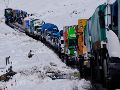 El tránsito vehicular fue interrumpido por la nieve a las afueras de La Paz. AP / J. Karita