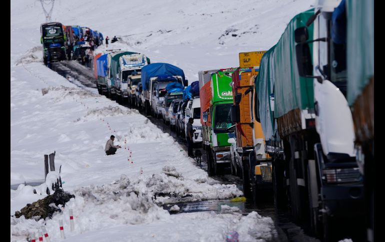 El tránsito vehicular fue interrumpido por la nieve a las afueras de La Paz. AP / J. Karita