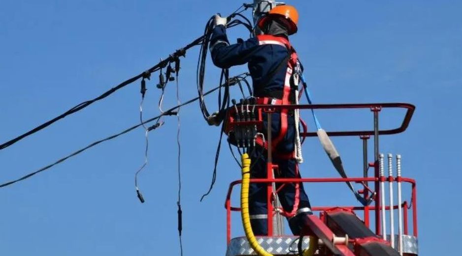 La CFE ha informado que si los trabajos avanzan según lo planeado, la luz regresará a las 19:00 horas del día de hoy. Unsplash
