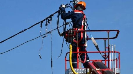 La CFE ha informado que si los trabajos avanzan según lo planeado, la luz regresará a las 19:00 horas del día de hoy. Unsplash