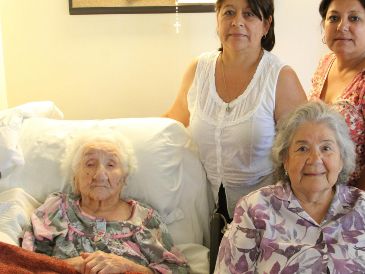 Soledad Mexia fue la mujer mexicana de mayor edad. Nació en 1899 y murió en 2013 a los 114 años. En la foto posa con hija y sus nietas. EFE/Archivo