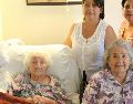 Soledad Mexia fue la mujer mexicana de mayor edad. Nació en 1899 y murió en 2013 a los 114 años. En la foto posa con hija y sus nietas. EFE/Archivo