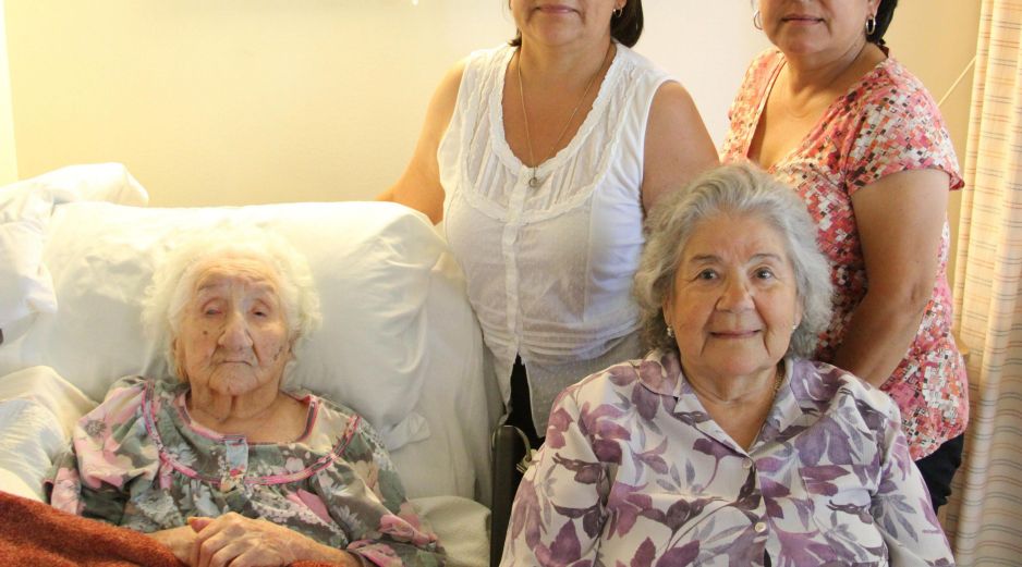 Soledad Mexia fue la mujer mexicana de mayor edad. Nació en 1899 y murió en 2013 a los 114 años. En la foto posa con hija y sus nietas. EFE/Archivo