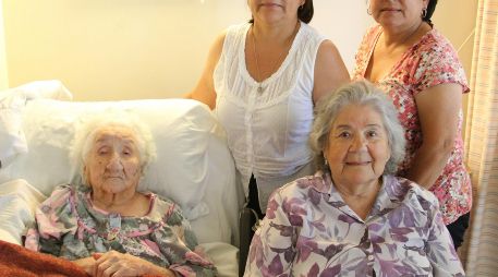 Soledad Mexia fue la mujer mexicana de mayor edad. Nació en 1899 y murió en 2013 a los 114 años. En la foto posa con hija y sus nietas. EFE/Archivo