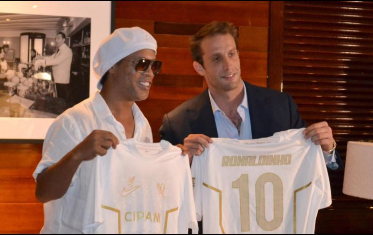 Ronaldinho posando con la 