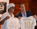 Ronaldinho posando con la "10" del Ravenna, su nuevo club a los 46 años de edad. EFE / Antoni Belchi