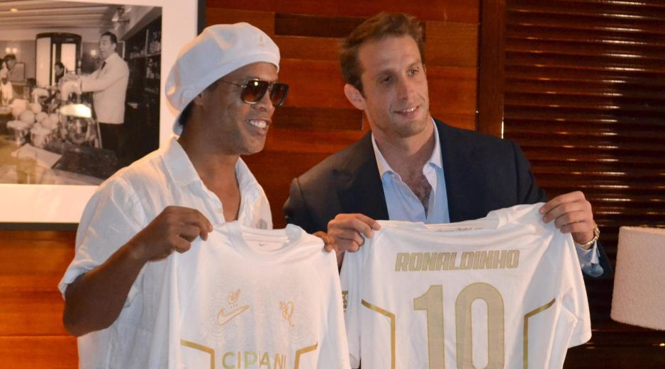 Ronaldinho posando con la 