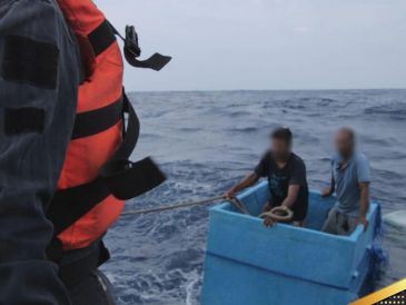De acuerdo con lo relatado por los pescadores, en la madrugada del sábado, una fuerte ola los sorprendió y la embarcación se fue a pique. X / @SEMAR_mx