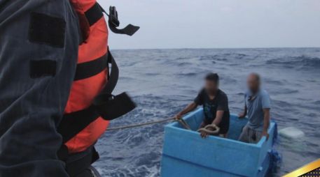 De acuerdo con lo relatado por los pescadores, en la madrugada del sábado, una fuerte ola los sorprendió y la embarcación se fue a pique. X / @SEMAR_mx