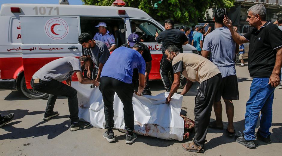 Palestinos transportan el cuerpo de una persona fallecida tras un ataque aéreo israelí en la ciudad de Gaza, el 19 de agosto de 2026. Según el Ministerio de Salud de Gaza, al menos nueve palestinos murieron y otros 15 resultaron heridos tras un ataque aéreo israelí en la ciudad de Gaza. EFE/M. SABER