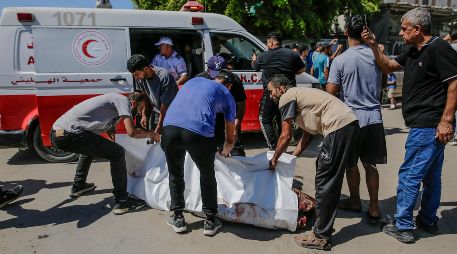 Palestinos transportan el cuerpo de una persona fallecida tras un ataque aéreo israelí en la ciudad de Gaza, el 19 de agosto de 2026. Según el Ministerio de Salud de Gaza, al menos nueve palestinos murieron y otros 15 resultaron heridos tras un ataque aéreo israelí en la ciudad de Gaza. EFE/M. SABER