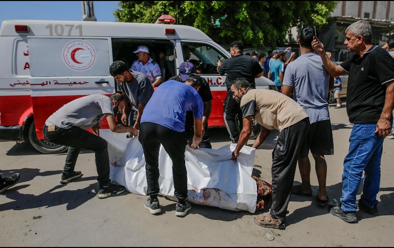 Palestinos transportan el cuerpo de una persona fallecida tras un ataque aéreo israelí en la ciudad de Gaza, el 19 de agosto de 2026. Según el Ministerio de Salud de Gaza, al menos nueve palestinos murieron y otros 15 resultaron heridos tras un ataque aéreo israelí en la ciudad de Gaza. EFE/M. SABER