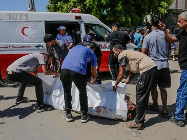 Palestinos transportan el cuerpo de una persona fallecida tras un ataque aéreo israelí en la ciudad de Gaza, el 19 de agosto de 2026. Según el Ministerio de Salud de Gaza, al menos nueve palestinos murieron y otros 15 resultaron heridos tras un ataque aéreo israelí en la ciudad de Gaza. EFE/M. SABER