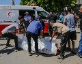 Palestinos transportan el cuerpo de una persona fallecida tras un ataque aéreo israelí en la ciudad de Gaza, el 19 de agosto de 2026. Según el Ministerio de Salud de Gaza, al menos nueve palestinos murieron y otros 15 resultaron heridos tras un ataque aéreo israelí en la ciudad de Gaza. EFE/M. SABER