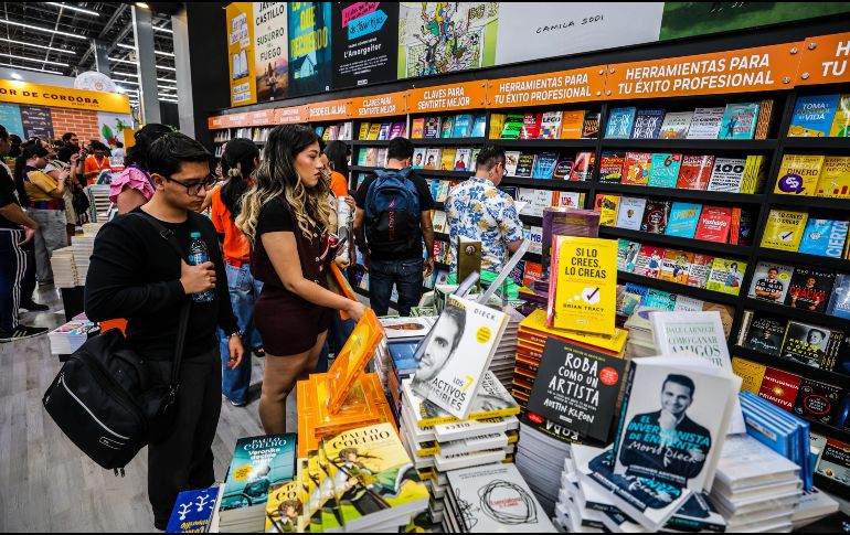 La curaduría de esta propuesta literaria fue encomendada a un equipo de especialistas, editores y periodistas que revisaron más de 200 perfiles de escritores con al menos una novela publicada en español. EL INFORMADOR/A. Navarro