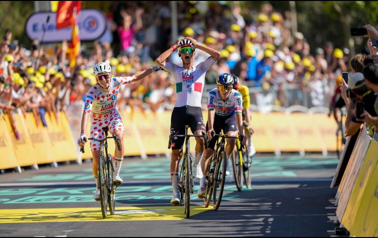 Isaac del Toro se mantiene entre los ciclistas con mejor desempeño y logró subir al podio. EFE/A. García