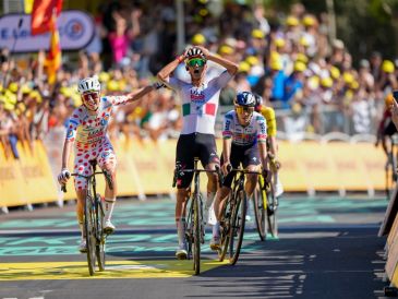 Isaac del Toro se mantiene entre los ciclistas con mejor desempeño y logró subir al podio. EFE/A. García