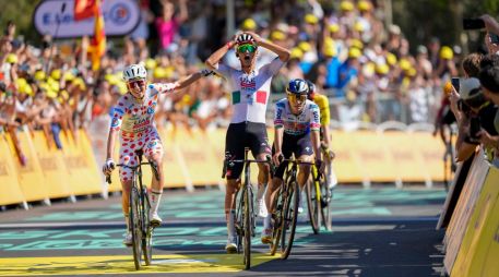 Isaac del Toro se mantiene entre los ciclistas con mejor desempeño y logró subir al podio. EFE/A. García