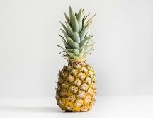 La piña que te comes se forma alrededor del tallo y el característico patrón de la cáscara se forma cuando pequeñas flores que le rodean se secan. UNSPLASH / J. PIANETTI