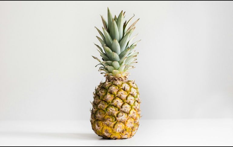 La piña que te comes se forma alrededor del tallo y el característico patrón de la cáscara se forma cuando pequeñas flores que le rodean se secan. UNSPLASH / J. PIANETTI