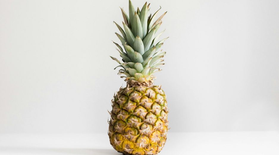 La piña que te comes se forma alrededor del tallo y el característico patrón de la cáscara se forma cuando pequeñas flores que le rodean se secan. UNSPLASH / J. PIANETTI