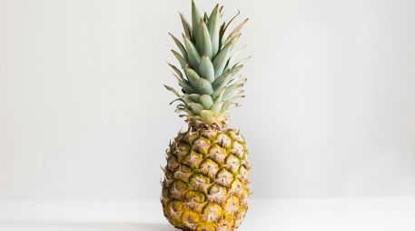La piña que te comes se forma alrededor del tallo y el característico patrón de la cáscara se forma cuando pequeñas flores que le rodean se secan. UNSPLASH / J. PIANETTI