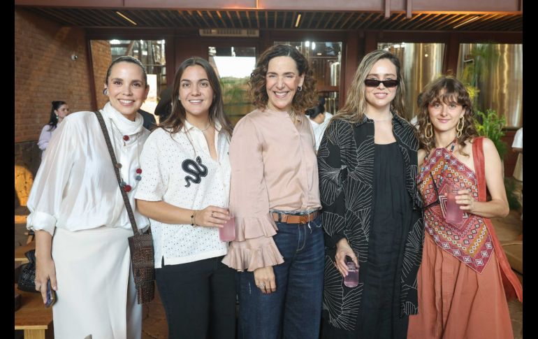 Arizbeth Fierro, María José Arregui, Marisa Lazo, Valeria Bross y Nicole Panas. GENTE BIEN JALISCO / Apertura de Restaurante OYA y lanzamiento de Clase Azul Tequila Pink Edición Limitada 2026