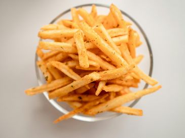 Los belgas afirman que las papas fritas nacieron en el valle del río Mosa a finales del siglo XVII, mientras los franceses sostienen que se inventaron en las inmediaciones del Pont Neuf en París durante la Revolución Francesa. Unsplash