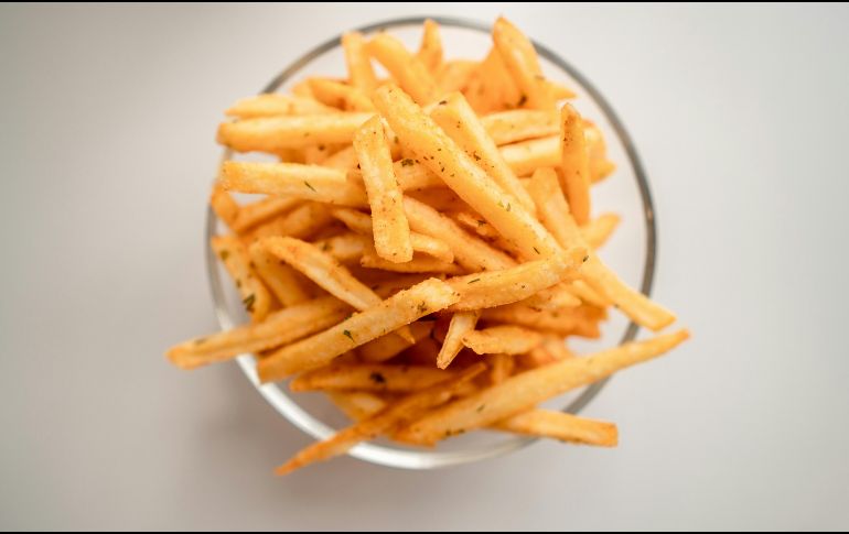 Los belgas afirman que las papas fritas nacieron en el valle del río Mosa a finales del siglo XVII, mientras los franceses sostienen que se inventaron en las inmediaciones del Pont Neuf en París durante la Revolución Francesa. Unsplash