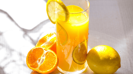Conoce los efectos de este hábito matutino en tu cuerpo, desde la absorción de vitaminas hasta los picos de glucosa. ESPECIAL/Canva
