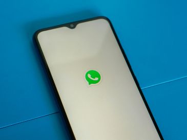Cuando WhatsApp falla, se pueden tener problemas para recibir archivos como fotos o videos. UNSPLASH / M. ZATIVA