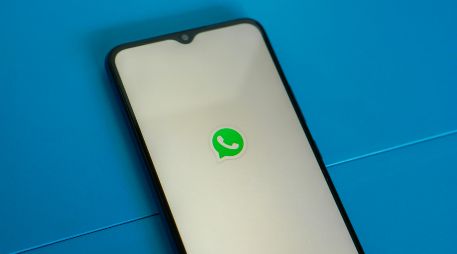 Cuando WhatsApp falla, se pueden tener problemas para recibir archivos como fotos o videos. UNSPLASH / M. ZATIVA