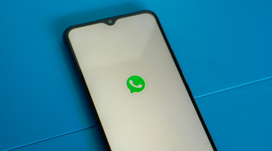 Cuando WhatsApp falla, se pueden tener problemas para recibir archivos como fotos o videos. UNSPLASH / M. ZATIVA