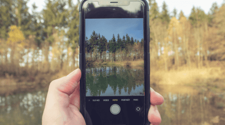 Las nuevas tecnologías de los celulares permiten el reconocimiento automático de sujetos, la optimización de escenas en tiempo real y mejoras significativas en condiciones de poca luz, facilitando que cualquier persona obtenga resultados impresionantes sin tener conocimientos técnicos avanzados. CANVA