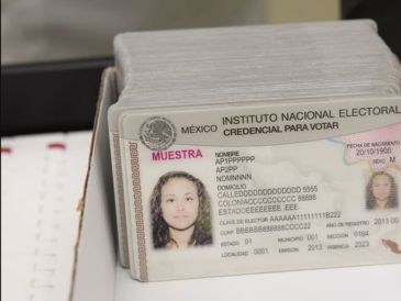 Descubre la guía definitiva para tramitar tu credencial del INE desde el extranjero.  SUN/ARCHIVO