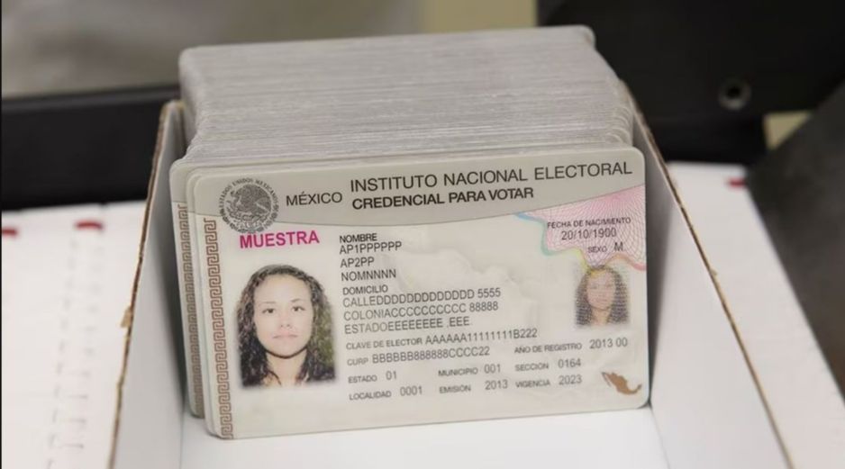 Descubre la guía definitiva para tramitar tu credencial del INE desde el extranjero.  SUN/ARCHIVO