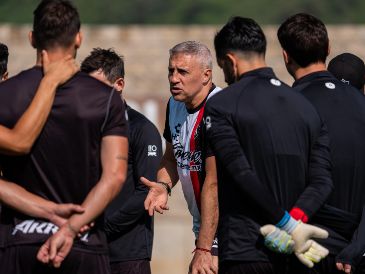 Mientras Crespo acumula alternativas defensivas, los Zorros apenas cuentan con dos delanteros nominales para el Apertura 2026. CORTESÍA/ATLAS FC.