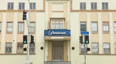 Histórica entrada de los estudios Paramount Pictures sobre la calle Gower, en Los Ángeles, California. ESPECIAL