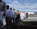 Deportados de EU llegan al aeropuerto La Aurora en Ciudad de Guatemala, en diciembre de 2025. AP
