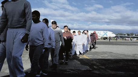 Deportados de EU llegan al aeropuerto La Aurora en Ciudad de Guatemala, en diciembre de 2025. AP