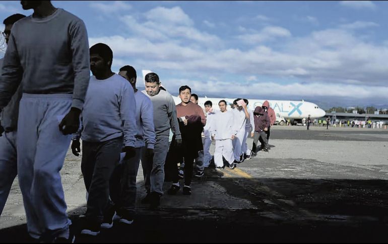 Deportados de EU llegan al aeropuerto La Aurora en Ciudad de Guatemala, en diciembre de 2025. AP