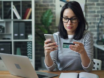 Dependiendo del nivel de tu cuenta bancaria, podrías tener restricciones mensuales basadas en Unidades de Inversión (UDIS), las cuales regulan cuánto dinero puedes ingresar en tu tarjeta de débito. Unsplash