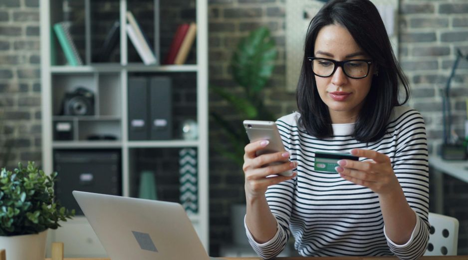 Dependiendo del nivel de tu cuenta bancaria, podrías tener restricciones mensuales basadas en Unidades de Inversión (UDIS), las cuales regulan cuánto dinero puedes ingresar en tu tarjeta de débito. Unsplash