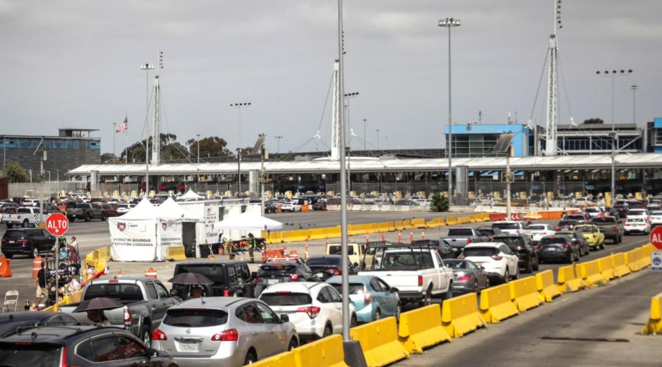 Fotografía que muestra vehículos cruzando hacia Estados Unidos este jueves, en la Garita Internacional San Ysidro, en Tijuana, Baja California. EFE/J. Terríquez