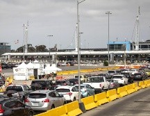 Fotografía que muestra vehículos cruzando hacia Estados Unidos este jueves, en la Garita Internacional San Ysidro, en Tijuana, Baja California. EFE/J. Terríquez