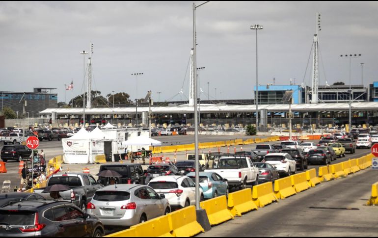 Fotografía que muestra vehículos cruzando hacia Estados Unidos este jueves, en la Garita Internacional San Ysidro, en Tijuana, Baja California. EFE/J. Terríquez