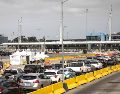 Fotografía que muestra vehículos cruzando hacia Estados Unidos este jueves, en la Garita Internacional San Ysidro, en Tijuana, Baja California. EFE/J. Terríquez
