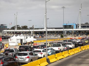 Fotografía que muestra vehículos cruzando hacia Estados Unidos este jueves, en la Garita Internacional San Ysidro, en Tijuana, Baja California. EFE/J. Terríquez